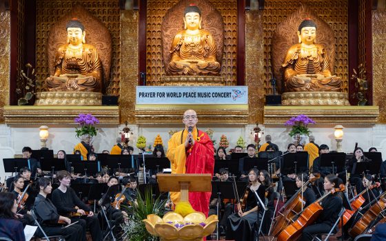 西來寺住持慧東法師致詞表示，元旦齊聚大雄寶殿迎新年並為世界和平祈願，當下更顯重要。