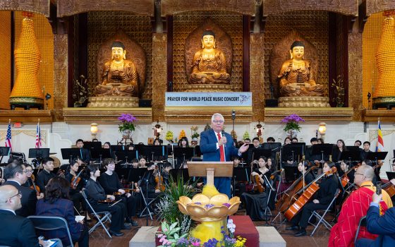 加州第 30 選區州參議員 Bob Archuleta分享去年聖誕期間，西來寺迅速調度大批玩具轉送需要的孩子，展現道場與社區同行。