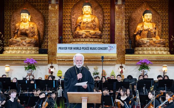 天主教洛杉磯總教區神父 Rt. Rev. Alexei Smith 引述教宗訊息指出，善良具有「解除武裝」的力量；呼籲以祈禱與跨宗教相遇深化對話，實踐和平。