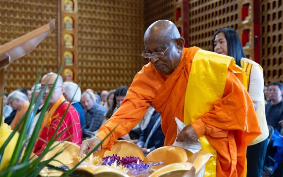 南傳佛教洛杉磯 Dharma Vijaya Buddhist Vihara 的 Bhante Dr. Piyananda 感謝佛光山承續星雲大師以教育與慈善推動和平。致詞後於佛前獻燈。