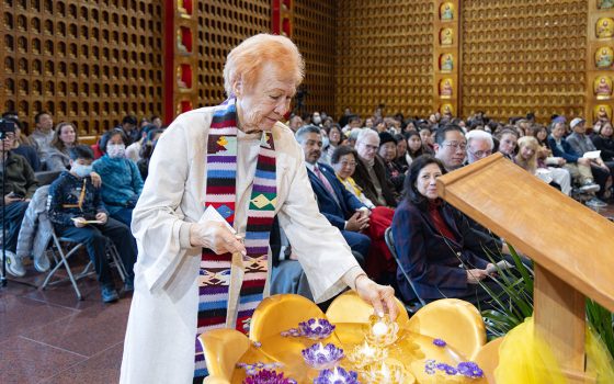 基督教亞市新教教堂牧師 Rev. Dr. Jolene Cadenbach 鼓勵大眾把「和解」擴大到更多人，指出寬恕能讓和平從家庭擴散至社區與世界。致詞後於佛前獻燈。