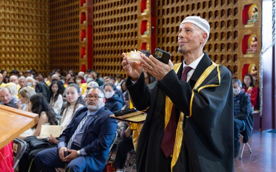 亞市伊斯蘭教清真寺 Imam Fawaz al-Masri 以和平問候致意，呼籲以正義與行善促進和諧共生。致詞後於佛前獻燈。