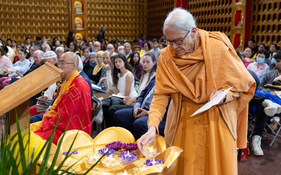 印度教南加州吠檀多協會 Pravrajika Saradeshaprana以 Om Shanti 祈願和平降臨一切有情。致詞後於佛前獻燈。