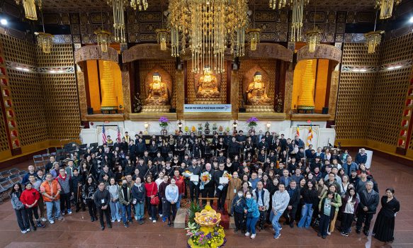 知行法師、三位指揮、BLYSO全體團員與家長合影。