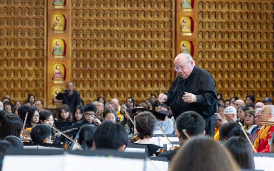 指揮Dr. Robert Sage帶領團員演奏莫扎特早期作品《後宮誘逃序曲》等8首曲目。