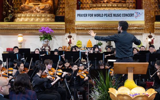 指揮Mr. Jose Medina (前排者)帶領團員演奏西班牙風的 Espana Cani (鬥牛舞曲）等4首曲目。