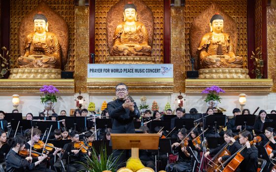 指揮Mr. Shota Hanai帶領團員演奏佛光會會歌等4首曲目及安可曲。