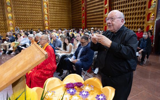 總指揮Dr. Robert Sage代表BLYSO於佛前獻燈。