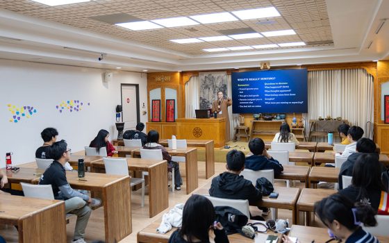 佛學課程中，佛光青年一團輔導法師知行法師為青年系統性介紹「四聖諦 ─ 苦、集、滅、道」。