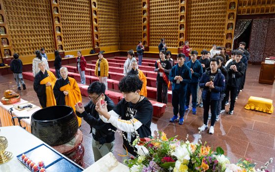 營隊安排青年前往大殿獻燈祈福，祈求新年新希望。