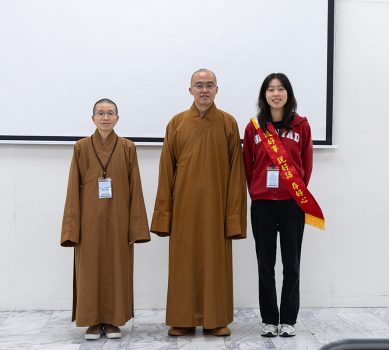 西來寺住持慧東法師與佛光青年一團輔導法師知行法師，為青年營領袖 Allison Chieh 頒發聘書肩帶。