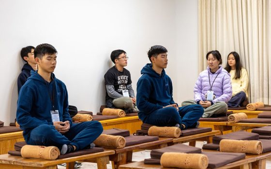 知行法師帶領學員進行禪堂靜坐。