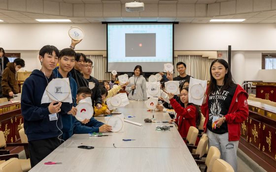 營隊安排刺繡活動讓青年在一針一線的反覆練習中，培養耐心與專注力。