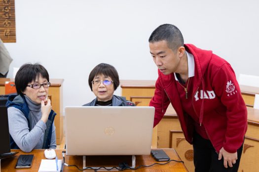 講師陳致宇(右)指導學員用AI繪圖。