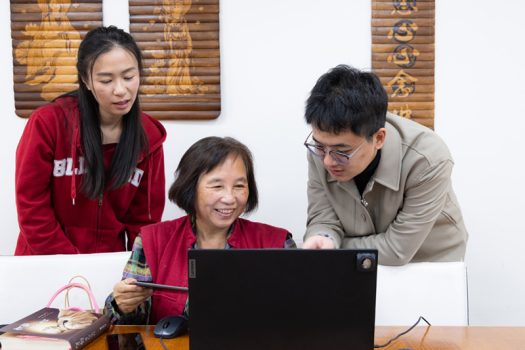 青年二團李慧欣(左)、王子銘(右)擔任課程助教,耐心為學員說明操作細節。