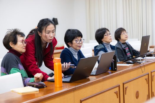 青年二團李慧欣(左2)協助學員解惑。