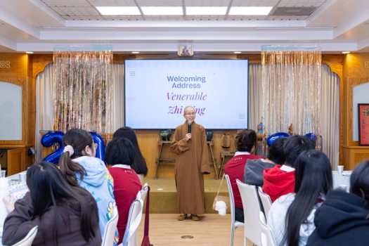 佛光青年一團輔導法師知行法師為大眾慈悲開示。法師勉勵青年修行應從日常生活做起，落實三好、四給，便能成就五和的人生。