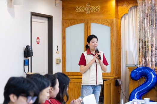 佛光青年一團團長 Camille Cheng 向會員介紹加入佛光青年的宗旨與意義。