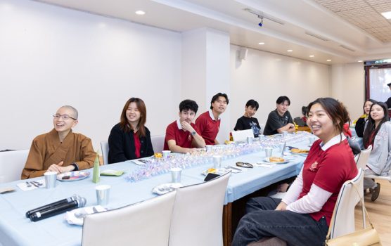 會議進行順利，笑聲不斷。