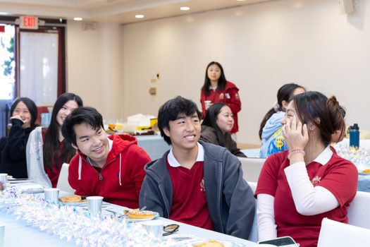 會議進行順利，笑聲不斷。