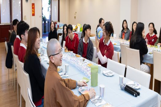 會議進行順利，笑聲不斷。