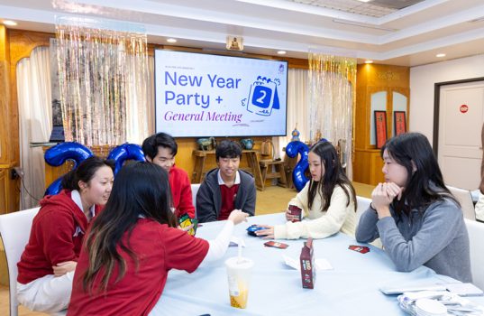 分組進行桌遊。