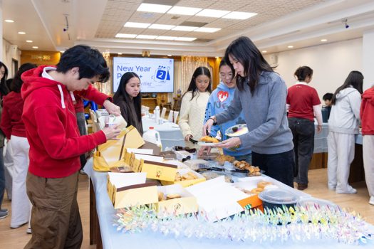 除了進行會議，現場準備豐富美味的餐點，讓青年一起同享。