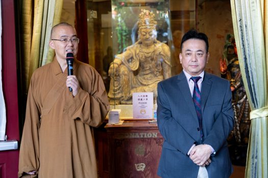 開幕儀式中，佛光山西來寺住持慧東法師(左)致詞表示，歡迎郝毅強教授(右)於農曆新年前蒞臨西來寺展出馬年畫作。