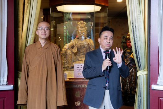 郝毅強教授(右)感謝西來寺提供優質的場地得以展覽作品。