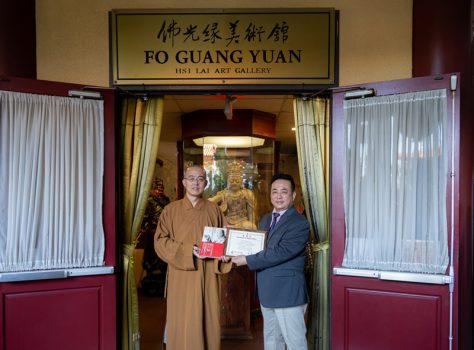 慧東法師(左)致贈星雲大師著作及感謝狀予郝毅強教授(右)。