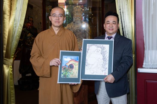 郝毅強教授(右)致贈畫作給西來寺，由慧東法師(左)代表接受。