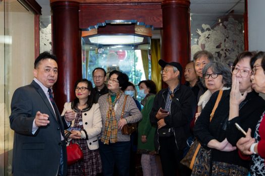 郝毅強教授為信眾們解說作品創作的意涵。