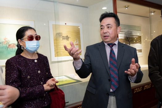 郝毅強教授為信眾們解說作品創作的意涵。