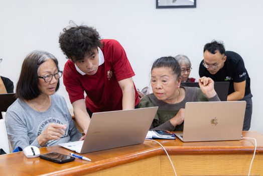 佛光青年二團團長湯俊賢(左2)擔任助教。