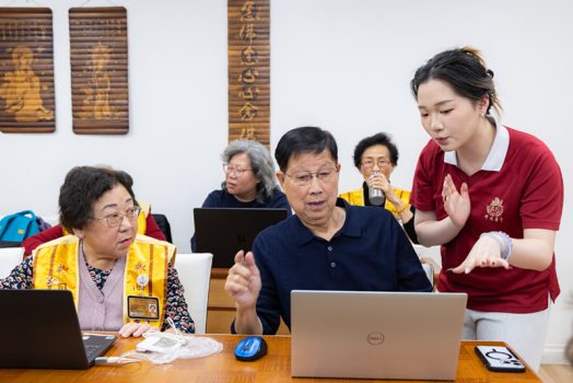 佛光青年二團陳祉瑤(右)擔任助教。