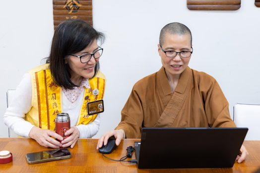 洛杉磯協會會長蔡月琴(左)及法務組妙忠法師也來上課。