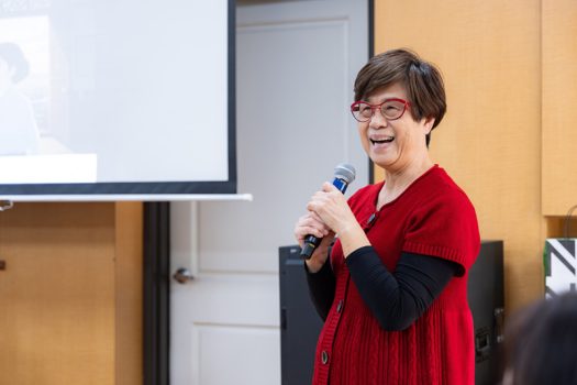 文蘭英督導歡喜分享繪本作品。