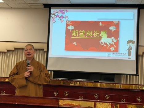 滿光法師則以「賣油翁」故事勉眾,強調「做中學、學中做」,讓學習與服務相互成就。