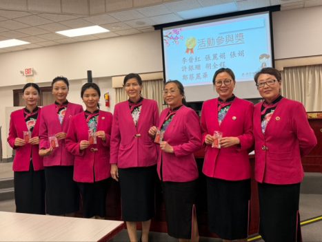 洛杉磯協會蔡月琴會長為六位「活動參與獎」獲得者頒發結緣品。