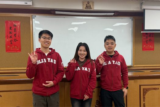 佛光青年第二分團主講王子銘（右），助教柳緯皓（左）和陳祉瑤（中）。
