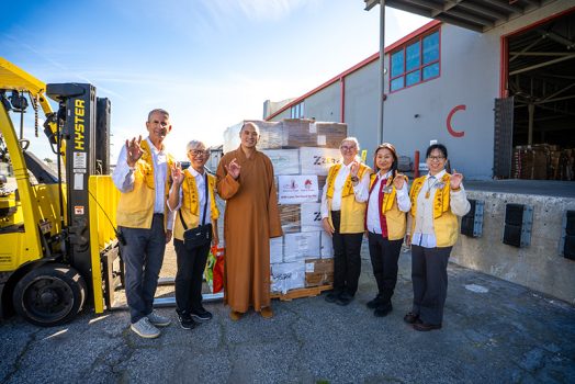 (由左至右) 西來分會Neal Golub、許珍蓉、慧澄法師、西來分會會長 Lynette King、羅蘭一分會會長王敏、副會長葉慶華與6千件新衣合影。