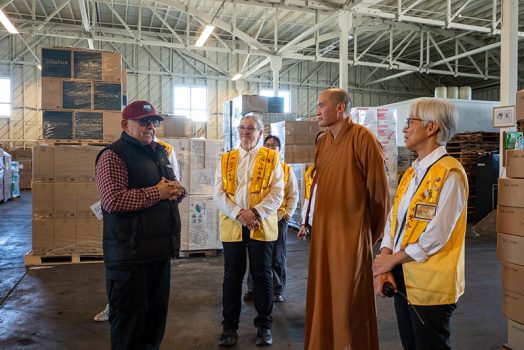 Shelter Partnership 倉儲中心倉儲經理 Jerry Ayala(左)分享自身服務歷程。