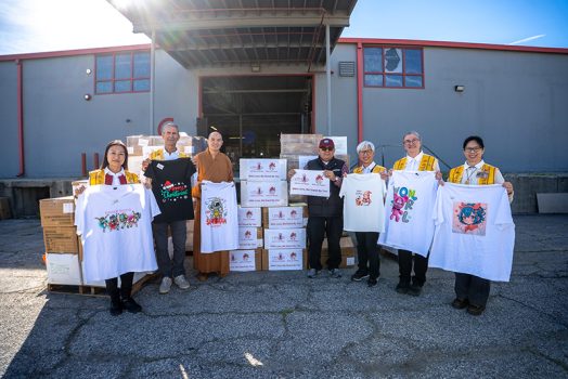 (由左至右)王敏、Neal Golub、慧澄法師、Jerry Ayala、許珍蓉、Lynette King、葉慶華與6千件新衣合影。