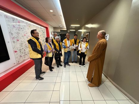 慧澄法師(右)感謝佛光人藉由參與露宿者普查，將悲心化為行動，值得肯定。