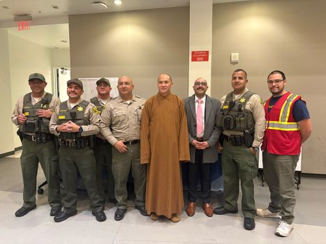 慧澄法師(右4)、洛杉磯縣第一選區副區主任 Ryan Serrano(右3)與工業市警局的警察等合影。