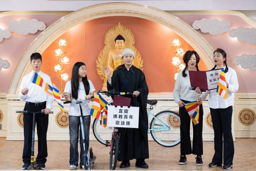 團體組「佛光獎」得主:白塔三會,重現星雲大師當年騎腳踏車帶領「宜蘭佛教青年歌詠隊」的點滴。