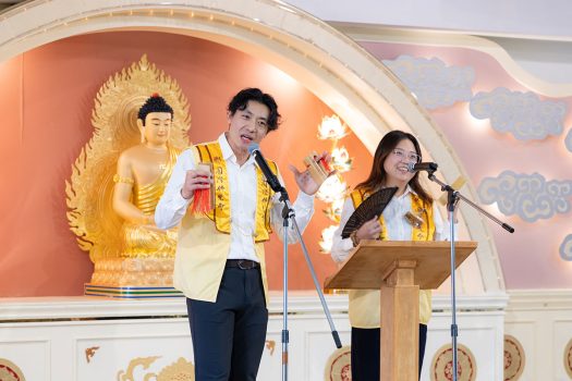 團體組「般若獎」得主:南灣二會由楚顏靜賢伉儷表演道地的相聲。