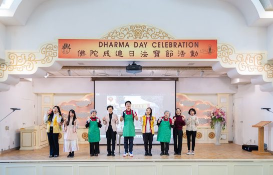 團體組「心燈獎」得主:南灣一會將西來寺新春園遊會的煎蘿蔔糕攤位搬上舞台。