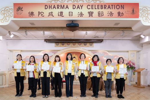 國際佛光會洛杉磯協會會長蔡月琴頒發感謝狀予法寶節8組團體組。