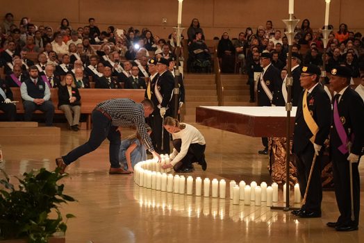 大眾一同為未出生嬰兒獻燈。